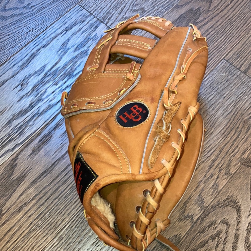 Ball glove. Louisville Slugger.